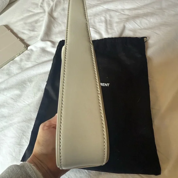 For Sydnee: YSL: MINI LE 5 À 7 IN SMOOTH LEATHER
BLANC VINTAGE - Picture 4 of 9